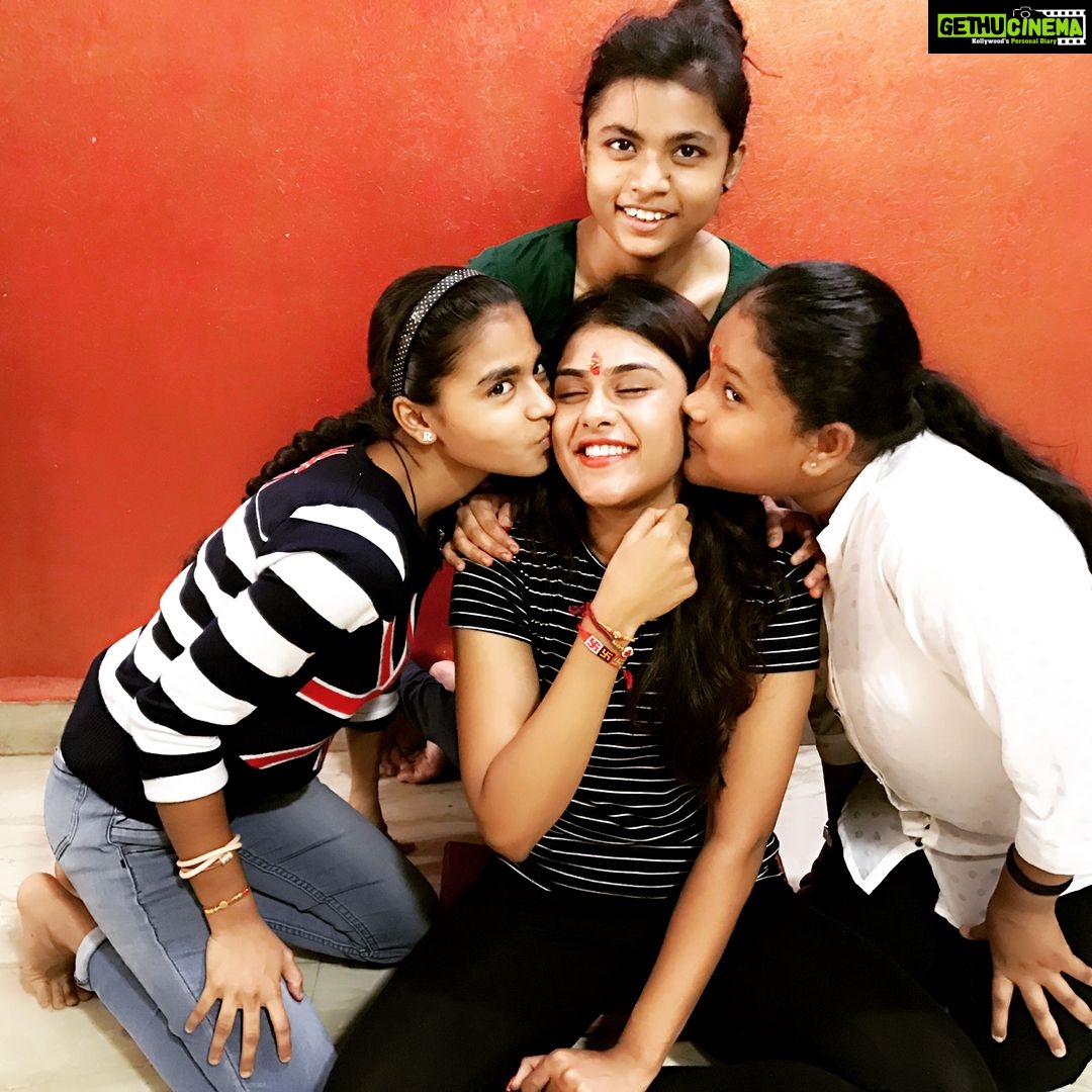 Naira Shah Instagram - I m not less than a big brother to them!! Promise to protect u all the time!! U 3 give me motivation to work harder! Will never let u down!! Happy RAkshabAndhan!! β€οΈππππ Mumbai, Maharashtra
