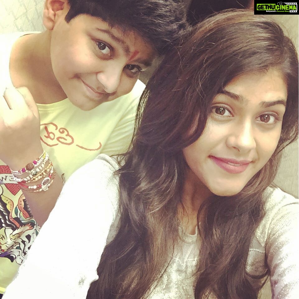 Naira Shah Instagram - We cute cousins!.#brother#and#sister#rakshabandhan#we#cute#us#cuteness#lovehim#miss my other brothers!. Wish u a very happy raksha bandhan @yash and @betubhaiya