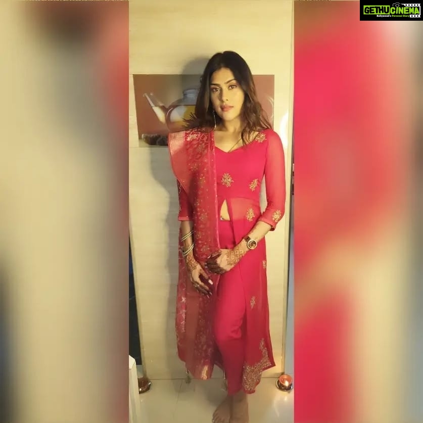 Naira Shah Instagram - Wishing everyone a happy happy diwali and prosperous New year!! 💫💫💥💯 #diwali#newyear#2021#nairashah