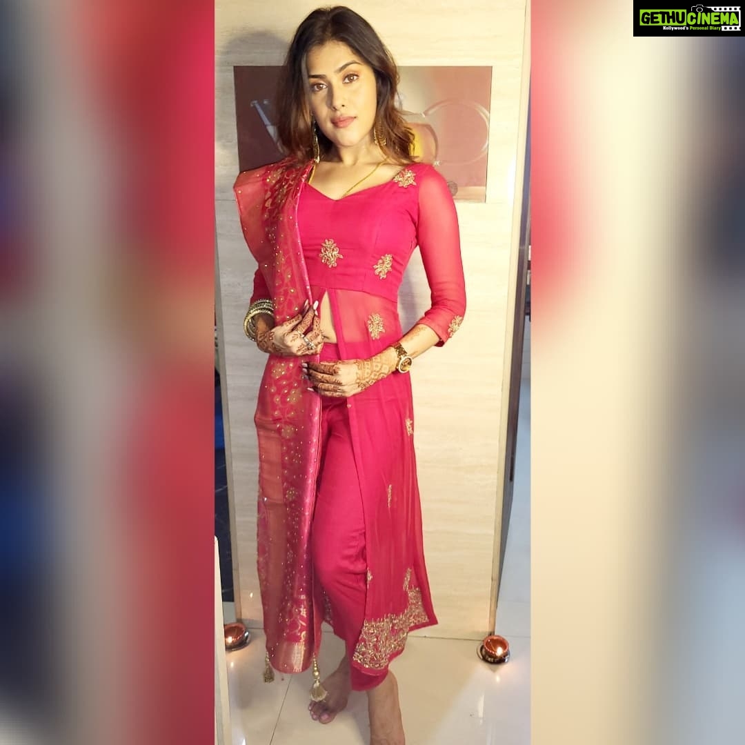 Naira Shah Instagram - Wishing everyone a happy happy diwali and prosperous New year!! 💫💫💥💯 #diwali#newyear#2021#nairashah