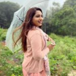 Nakshathra Nagesh Instagram - Under my umberellaaaa.. 💞 #windyworld #beingsaraswathy #tamizhumsaraswathiyum