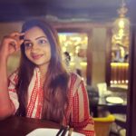 Nakshathra Nagesh Instagram – 1. When the husband pulls out his phone to take photos instead of ordering food! 

2. When you love the angle and the set up, so finally decide to try and pose 😋 

#happilymarried #NakshufoundherRagha
