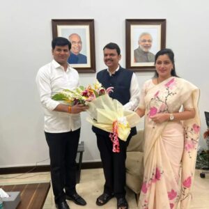 Navaneet Kaur Instagram - महाराष्ट्र के लाडले नेता, प्रदेश के उपमुख्यमंत्री माननीय देवेंद्र फडणवीस जी को शुभकामनाएं दी।
जय हनुमान।  जय श्री राम।