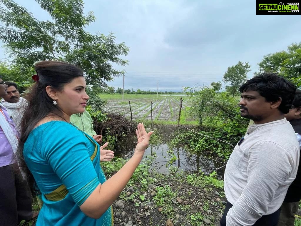 Navaneet Kaur Instagram - चंनुष्टा , वडुरा, मार्डा, येथील शेतकऱ्यांच्या शेतामध्ये जाऊन अतिवृष्टीमुळे झालेल्या नुकसानीसबंधी पाहणी करून पंचनामा करण्याचे उपस्थित अधिकाऱ्यांना दिले निर्देश. आज तिवसा तालुक्यातील दौऱ्यावर असतांना वरील गावातील शेतकऱ्यांचे शेतात जाऊन सतत सुरू असणाऱ्या पावसामुळे झालेल्या शेत पिकांचे नुकसान बाबत पाहणी केली केला पाहणीदरम्यान तहसीलदार फरकाडे ,तिवसा गटविकास अधिकारी तिवसा जाधव, तालुका कृषी अधिकारी कांबळे, पोलीस अधिकारी दारर्व्हेकर, सरपंच व युवा स्वाभिमानचे पदाधिकारी उपस्थित होते सर्व उपस्थित अधिकाऱ्यांना सर्वेक्षण करण्याचे आदेश दिले पंचनामे करून तातडीने शासनाकडे पाठविण्याचा साठी प्रथमता जिल्हाधिकारी यांच्याकडे नुकसान भरपाईचे पंचनामे सादर करून जिल्हाधिकाऱ्यांमार्फत शासनाकडे पाठवण्यात यावे जेणेकरून शेतकऱ्यांना आपण दिलासा देऊ शकू या संबंधाने निर्देश केले तसेच ज्यांचे ज्यांचे शेतामधे पावसाचे पाणी साचले आहे ज्यामुळे पिके सडत आहेत अश्या शेतांधील पाणी शेतामधून निघाले पाहिजे यासाठी पाठबंधारे विभागाने लक्ष दिले पाहिजे या करीता लक्ष देण्याची आवश्यकता आहे असे हि निर्देश पाठबंधारे विभागास खासदार नवनीत रवी राणा यांनी दिले. यावेळी सर्व अधिकारी पदाधिकारी उपस्थित होते.