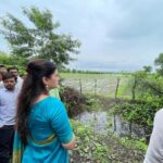 Navaneet Kaur Instagram - चंनुष्टा , वडुरा, मार्डा, येथील शेतकऱ्यांच्या शेतामध्ये जाऊन अतिवृष्टीमुळे झालेल्या नुकसानीसबंधी पाहणी करून पंचनामा करण्याचे उपस्थित अधिकाऱ्यांना दिले निर्देश. आज तिवसा तालुक्यातील दौऱ्यावर असतांना वरील गावातील शेतकऱ्यांचे शेतात जाऊन सतत सुरू असणाऱ्या पावसामुळे झालेल्या शेत पिकांचे नुकसान बाबत पाहणी केली केला पाहणीदरम्यान तहसीलदार फरकाडे ,तिवसा गटविकास अधिकारी तिवसा जाधव, तालुका कृषी अधिकारी कांबळे, पोलीस अधिकारी दारर्व्हेकर, सरपंच व युवा स्वाभिमानचे पदाधिकारी उपस्थित होते सर्व उपस्थित अधिकाऱ्यांना सर्वेक्षण करण्याचे आदेश दिले पंचनामे करून तातडीने शासनाकडे पाठविण्याचा साठी प्रथमता जिल्हाधिकारी यांच्याकडे नुकसान भरपाईचे पंचनामे सादर करून जिल्हाधिकाऱ्यांमार्फत शासनाकडे पाठवण्यात यावे जेणेकरून शेतकऱ्यांना आपण दिलासा देऊ शकू या संबंधाने निर्देश केले तसेच ज्यांचे ज्यांचे शेतामधे पावसाचे पाणी साचले आहे ज्यामुळे पिके सडत आहेत अश्या शेतांधील पाणी शेतामधून निघाले पाहिजे यासाठी पाठबंधारे विभागाने लक्ष दिले पाहिजे या करीता लक्ष देण्याची आवश्यकता आहे असे हि निर्देश पाठबंधारे विभागास खासदार नवनीत रवी राणा यांनी दिले. यावेळी सर्व अधिकारी पदाधिकारी उपस्थित होते.