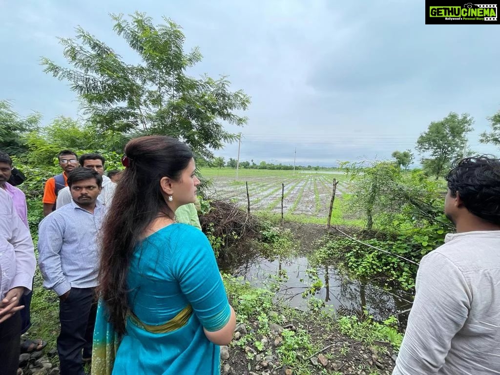 Navaneet Kaur Instagram - चंनुष्टा , वडुरा, मार्डा, येथील शेतकऱ्यांच्या शेतामध्ये जाऊन अतिवृष्टीमुळे झालेल्या नुकसानीसबंधी पाहणी करून पंचनामा करण्याचे उपस्थित अधिकाऱ्यांना दिले निर्देश. आज तिवसा तालुक्यातील दौऱ्यावर असतांना वरील गावातील शेतकऱ्यांचे शेतात जाऊन सतत सुरू असणाऱ्या पावसामुळे झालेल्या शेत पिकांचे नुकसान बाबत पाहणी केली केला पाहणीदरम्यान तहसीलदार फरकाडे ,तिवसा गटविकास अधिकारी तिवसा जाधव, तालुका कृषी अधिकारी कांबळे, पोलीस अधिकारी दारर्व्हेकर, सरपंच व युवा स्वाभिमानचे पदाधिकारी उपस्थित होते सर्व उपस्थित अधिकाऱ्यांना सर्वेक्षण करण्याचे आदेश दिले पंचनामे करून तातडीने शासनाकडे पाठविण्याचा साठी प्रथमता जिल्हाधिकारी यांच्याकडे नुकसान भरपाईचे पंचनामे सादर करून जिल्हाधिकाऱ्यांमार्फत शासनाकडे पाठवण्यात यावे जेणेकरून शेतकऱ्यांना आपण दिलासा देऊ शकू या संबंधाने निर्देश केले तसेच ज्यांचे ज्यांचे शेतामधे पावसाचे पाणी साचले आहे ज्यामुळे पिके सडत आहेत अश्या शेतांधील पाणी शेतामधून निघाले पाहिजे यासाठी पाठबंधारे विभागाने लक्ष दिले पाहिजे या करीता लक्ष देण्याची आवश्यकता आहे असे हि निर्देश पाठबंधारे विभागास खासदार नवनीत रवी राणा यांनी दिले. यावेळी सर्व अधिकारी पदाधिकारी उपस्थित होते.