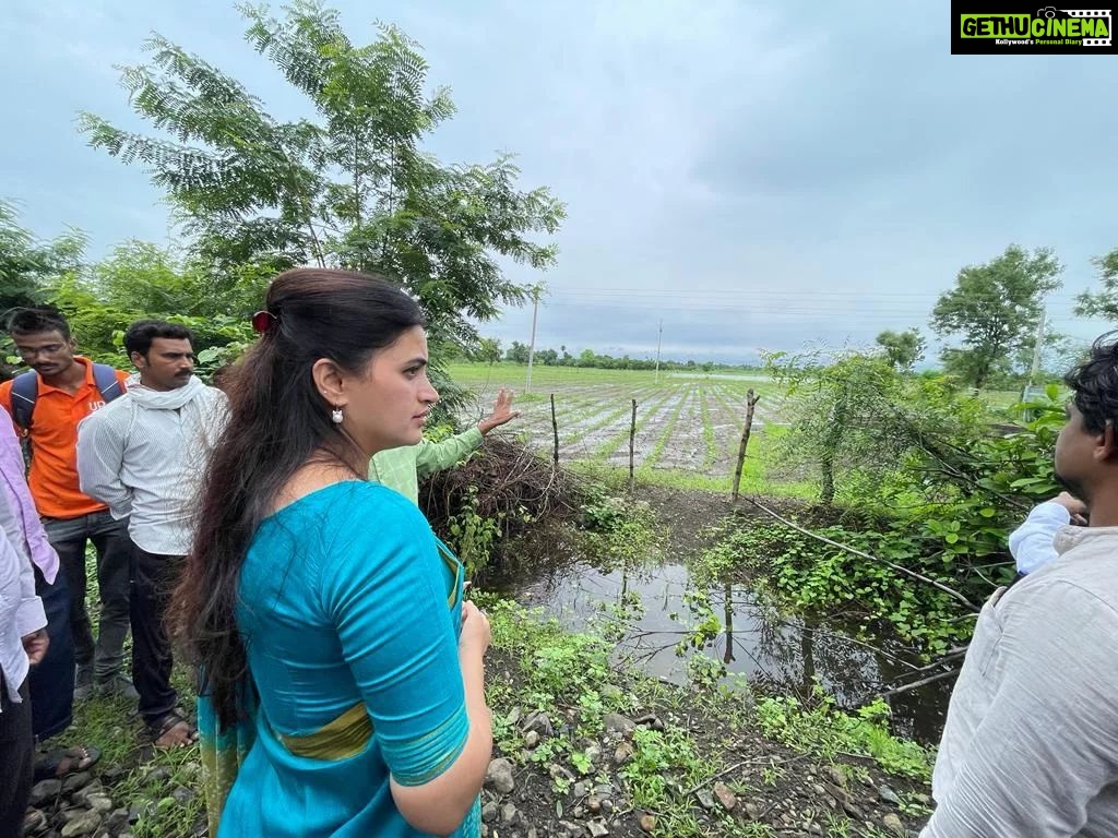 Navaneet Kaur Instagram - चंनुष्टा , वडुरा, मार्डा, येथील शेतकऱ्यांच्या शेतामध्ये जाऊन अतिवृष्टीमुळे झालेल्या नुकसानीसबंधी पाहणी करून पंचनामा करण्याचे उपस्थित अधिकाऱ्यांना दिले निर्देश. आज तिवसा तालुक्यातील दौऱ्यावर असतांना वरील गावातील शेतकऱ्यांचे शेतात जाऊन सतत सुरू असणाऱ्या पावसामुळे झालेल्या शेत पिकांचे नुकसान बाबत पाहणी केली केला पाहणीदरम्यान तहसीलदार फरकाडे ,तिवसा गटविकास अधिकारी तिवसा जाधव, तालुका कृषी अधिकारी कांबळे, पोलीस अधिकारी दारर्व्हेकर, सरपंच व युवा स्वाभिमानचे पदाधिकारी उपस्थित होते सर्व उपस्थित अधिकाऱ्यांना सर्वेक्षण करण्याचे आदेश दिले पंचनामे करून तातडीने शासनाकडे पाठविण्याचा साठी प्रथमता जिल्हाधिकारी यांच्याकडे नुकसान भरपाईचे पंचनामे सादर करून जिल्हाधिकाऱ्यांमार्फत शासनाकडे पाठवण्यात यावे जेणेकरून शेतकऱ्यांना आपण दिलासा देऊ शकू या संबंधाने निर्देश केले तसेच ज्यांचे ज्यांचे शेतामधे पावसाचे पाणी साचले आहे ज्यामुळे पिके सडत आहेत अश्या शेतांधील पाणी शेतामधून निघाले पाहिजे यासाठी पाठबंधारे विभागाने लक्ष दिले पाहिजे या करीता लक्ष देण्याची आवश्यकता आहे असे हि निर्देश पाठबंधारे विभागास खासदार नवनीत रवी राणा यांनी दिले. यावेळी सर्व अधिकारी पदाधिकारी उपस्थित होते.