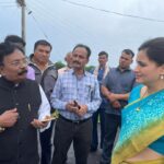 Navaneet Kaur Instagram - चंनुष्टा , वडुरा, मार्डा, येथील शेतकऱ्यांच्या शेतामध्ये जाऊन अतिवृष्टीमुळे झालेल्या नुकसानीसबंधी पाहणी करून पंचनामा करण्याचे उपस्थित अधिकाऱ्यांना दिले निर्देश. आज तिवसा तालुक्यातील दौऱ्यावर असतांना वरील गावातील शेतकऱ्यांचे शेतात जाऊन सतत सुरू असणाऱ्या पावसामुळे झालेल्या शेत पिकांचे नुकसान बाबत पाहणी केली केला पाहणीदरम्यान तहसीलदार फरकाडे ,तिवसा गटविकास अधिकारी तिवसा जाधव, तालुका कृषी अधिकारी कांबळे, पोलीस अधिकारी दारर्व्हेकर, सरपंच व युवा स्वाभिमानचे पदाधिकारी उपस्थित होते सर्व उपस्थित अधिकाऱ्यांना सर्वेक्षण करण्याचे आदेश दिले पंचनामे करून तातडीने शासनाकडे पाठविण्याचा साठी प्रथमता जिल्हाधिकारी यांच्याकडे नुकसान भरपाईचे पंचनामे सादर करून जिल्हाधिकाऱ्यांमार्फत शासनाकडे पाठवण्यात यावे जेणेकरून शेतकऱ्यांना आपण दिलासा देऊ शकू या संबंधाने निर्देश केले तसेच ज्यांचे ज्यांचे शेतामधे पावसाचे पाणी साचले आहे ज्यामुळे पिके सडत आहेत अश्या शेतांधील पाणी शेतामधून निघाले पाहिजे यासाठी पाठबंधारे विभागाने लक्ष दिले पाहिजे या करीता लक्ष देण्याची आवश्यकता आहे असे हि निर्देश पाठबंधारे विभागास खासदार नवनीत रवी राणा यांनी दिले. यावेळी सर्व अधिकारी पदाधिकारी उपस्थित होते.
