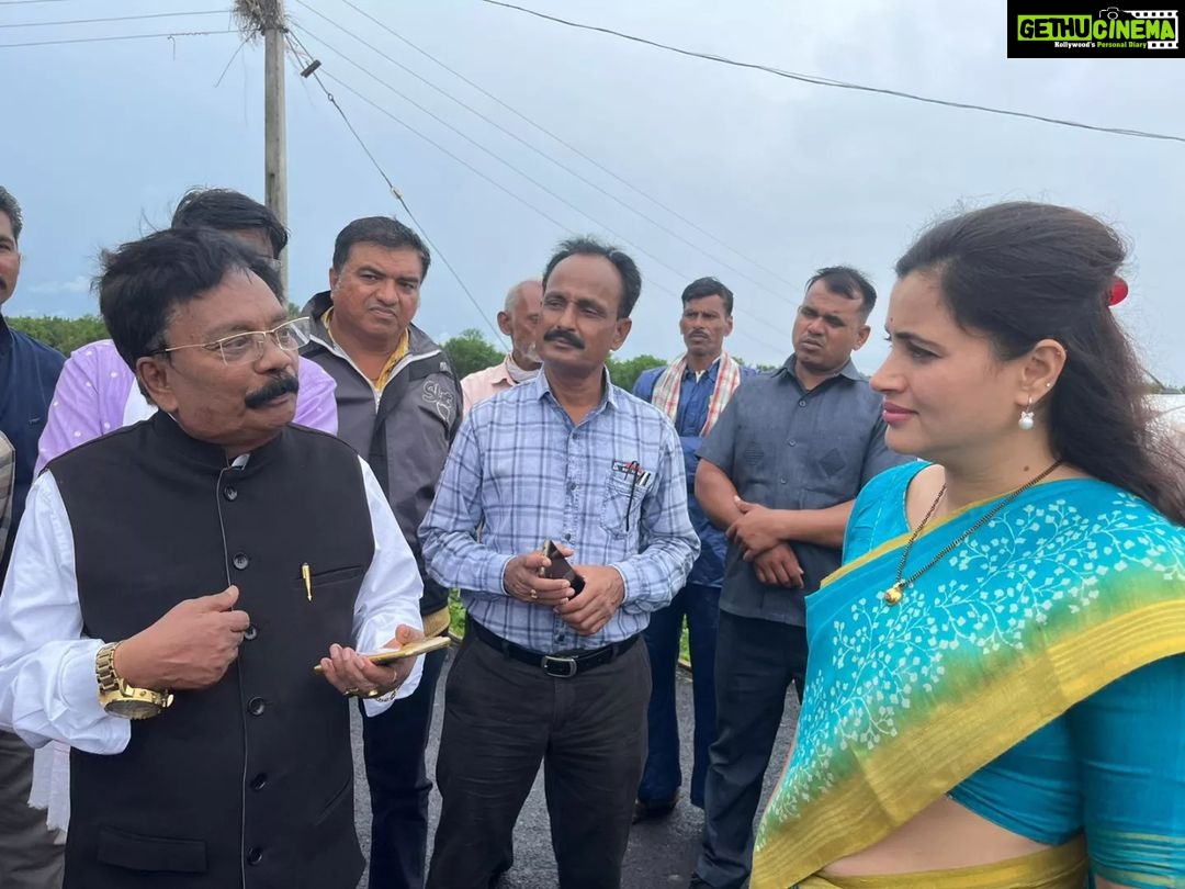 Navaneet Kaur Instagram - चंनुष्टा , वडुरा, मार्डा, येथील शेतकऱ्यांच्या शेतामध्ये जाऊन अतिवृष्टीमुळे झालेल्या नुकसानीसबंधी पाहणी करून पंचनामा करण्याचे उपस्थित अधिकाऱ्यांना दिले निर्देश. आज तिवसा तालुक्यातील दौऱ्यावर असतांना वरील गावातील शेतकऱ्यांचे शेतात जाऊन सतत सुरू असणाऱ्या पावसामुळे झालेल्या शेत पिकांचे नुकसान बाबत पाहणी केली केला पाहणीदरम्यान तहसीलदार फरकाडे ,तिवसा गटविकास अधिकारी तिवसा जाधव, तालुका कृषी अधिकारी कांबळे, पोलीस अधिकारी दारर्व्हेकर, सरपंच व युवा स्वाभिमानचे पदाधिकारी उपस्थित होते सर्व उपस्थित अधिकाऱ्यांना सर्वेक्षण करण्याचे आदेश दिले पंचनामे करून तातडीने शासनाकडे पाठविण्याचा साठी प्रथमता जिल्हाधिकारी यांच्याकडे नुकसान भरपाईचे पंचनामे सादर करून जिल्हाधिकाऱ्यांमार्फत शासनाकडे पाठवण्यात यावे जेणेकरून शेतकऱ्यांना आपण दिलासा देऊ शकू या संबंधाने निर्देश केले तसेच ज्यांचे ज्यांचे शेतामधे पावसाचे पाणी साचले आहे ज्यामुळे पिके सडत आहेत अश्या शेतांधील पाणी शेतामधून निघाले पाहिजे यासाठी पाठबंधारे विभागाने लक्ष दिले पाहिजे या करीता लक्ष देण्याची आवश्यकता आहे असे हि निर्देश पाठबंधारे विभागास खासदार नवनीत रवी राणा यांनी दिले. यावेळी सर्व अधिकारी पदाधिकारी उपस्थित होते.