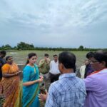 Navaneet Kaur Instagram - चंनुष्टा , वडुरा, मार्डा, येथील शेतकऱ्यांच्या शेतामध्ये जाऊन अतिवृष्टीमुळे झालेल्या नुकसानीसबंधी पाहणी करून पंचनामा करण्याचे उपस्थित अधिकाऱ्यांना दिले निर्देश. आज तिवसा तालुक्यातील दौऱ्यावर असतांना वरील गावातील शेतकऱ्यांचे शेतात जाऊन सतत सुरू असणाऱ्या पावसामुळे झालेल्या शेत पिकांचे नुकसान बाबत पाहणी केली केला पाहणीदरम्यान तहसीलदार फरकाडे ,तिवसा गटविकास अधिकारी तिवसा जाधव, तालुका कृषी अधिकारी कांबळे, पोलीस अधिकारी दारर्व्हेकर, सरपंच व युवा स्वाभिमानचे पदाधिकारी उपस्थित होते सर्व उपस्थित अधिकाऱ्यांना सर्वेक्षण करण्याचे आदेश दिले पंचनामे करून तातडीने शासनाकडे पाठविण्याचा साठी प्रथमता जिल्हाधिकारी यांच्याकडे नुकसान भरपाईचे पंचनामे सादर करून जिल्हाधिकाऱ्यांमार्फत शासनाकडे पाठवण्यात यावे जेणेकरून शेतकऱ्यांना आपण दिलासा देऊ शकू या संबंधाने निर्देश केले तसेच ज्यांचे ज्यांचे शेतामधे पावसाचे पाणी साचले आहे ज्यामुळे पिके सडत आहेत अश्या शेतांधील पाणी शेतामधून निघाले पाहिजे यासाठी पाठबंधारे विभागाने लक्ष दिले पाहिजे या करीता लक्ष देण्याची आवश्यकता आहे असे हि निर्देश पाठबंधारे विभागास खासदार नवनीत रवी राणा यांनी दिले. यावेळी सर्व अधिकारी पदाधिकारी उपस्थित होते.