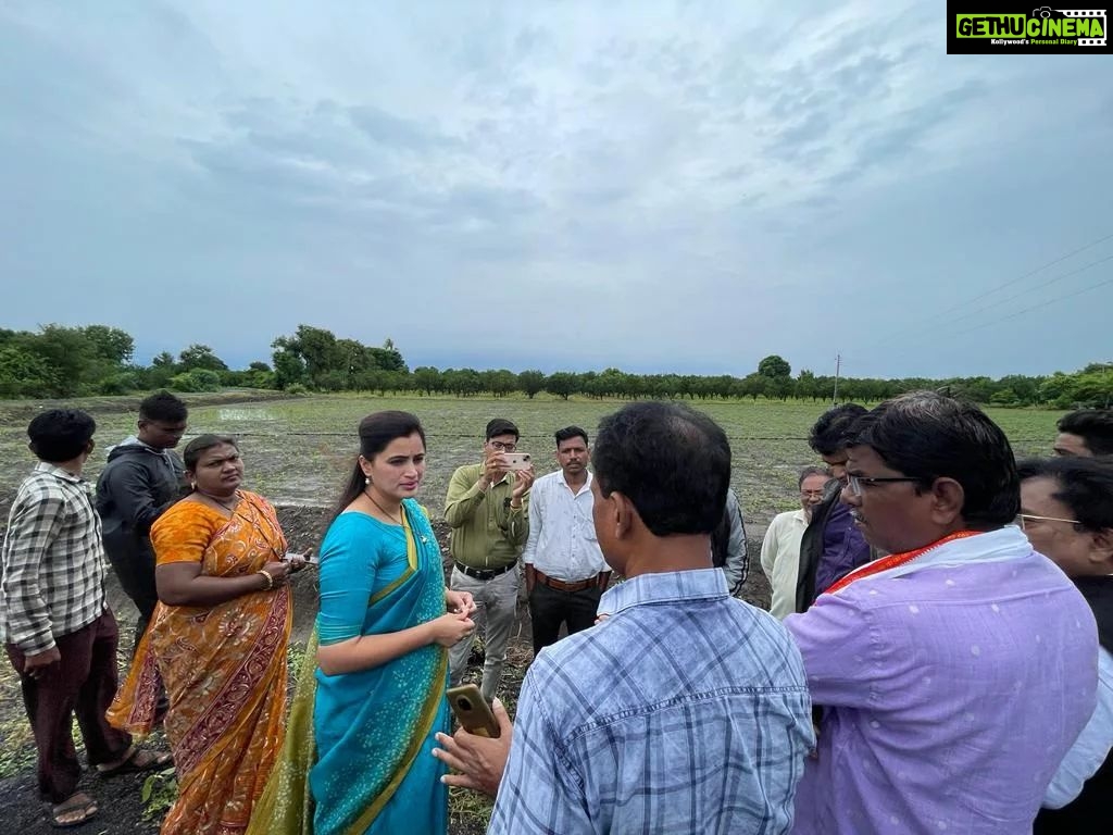 Navaneet Kaur Instagram - चंनुष्टा , वडुरा, मार्डा, येथील शेतकऱ्यांच्या शेतामध्ये जाऊन अतिवृष्टीमुळे झालेल्या नुकसानीसबंधी पाहणी करून पंचनामा करण्याचे उपस्थित अधिकाऱ्यांना दिले निर्देश. आज तिवसा तालुक्यातील दौऱ्यावर असतांना वरील गावातील शेतकऱ्यांचे शेतात जाऊन सतत सुरू असणाऱ्या पावसामुळे झालेल्या शेत पिकांचे नुकसान बाबत पाहणी केली केला पाहणीदरम्यान तहसीलदार फरकाडे ,तिवसा गटविकास अधिकारी तिवसा जाधव, तालुका कृषी अधिकारी कांबळे, पोलीस अधिकारी दारर्व्हेकर, सरपंच व युवा स्वाभिमानचे पदाधिकारी उपस्थित होते सर्व उपस्थित अधिकाऱ्यांना सर्वेक्षण करण्याचे आदेश दिले पंचनामे करून तातडीने शासनाकडे पाठविण्याचा साठी प्रथमता जिल्हाधिकारी यांच्याकडे नुकसान भरपाईचे पंचनामे सादर करून जिल्हाधिकाऱ्यांमार्फत शासनाकडे पाठवण्यात यावे जेणेकरून शेतकऱ्यांना आपण दिलासा देऊ शकू या संबंधाने निर्देश केले तसेच ज्यांचे ज्यांचे शेतामधे पावसाचे पाणी साचले आहे ज्यामुळे पिके सडत आहेत अश्या शेतांधील पाणी शेतामधून निघाले पाहिजे यासाठी पाठबंधारे विभागाने लक्ष दिले पाहिजे या करीता लक्ष देण्याची आवश्यकता आहे असे हि निर्देश पाठबंधारे विभागास खासदार नवनीत रवी राणा यांनी दिले. यावेळी सर्व अधिकारी पदाधिकारी उपस्थित होते.