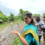 Navaneet Kaur Instagram - चंनुष्टा , वडुरा, मार्डा, येथील शेतकऱ्यांच्या शेतामध्ये जाऊन अतिवृष्टीमुळे झालेल्या नुकसानीसबंधी पाहणी करून पंचनामा करण्याचे उपस्थित अधिकाऱ्यांना दिले निर्देश. आज तिवसा तालुक्यातील दौऱ्यावर असतांना वरील गावातील शेतकऱ्यांचे शेतात जाऊन सतत सुरू असणाऱ्या पावसामुळे झालेल्या शेत पिकांचे नुकसान बाबत पाहणी केली केला पाहणीदरम्यान तहसीलदार फरकाडे ,तिवसा गटविकास अधिकारी तिवसा जाधव, तालुका कृषी अधिकारी कांबळे, पोलीस अधिकारी दारर्व्हेकर, सरपंच व युवा स्वाभिमानचे पदाधिकारी उपस्थित होते सर्व उपस्थित अधिकाऱ्यांना सर्वेक्षण करण्याचे आदेश दिले पंचनामे करून तातडीने शासनाकडे पाठविण्याचा साठी प्रथमता जिल्हाधिकारी यांच्याकडे नुकसान भरपाईचे पंचनामे सादर करून जिल्हाधिकाऱ्यांमार्फत शासनाकडे पाठवण्यात यावे जेणेकरून शेतकऱ्यांना आपण दिलासा देऊ शकू या संबंधाने निर्देश केले तसेच ज्यांचे ज्यांचे शेतामधे पावसाचे पाणी साचले आहे ज्यामुळे पिके सडत आहेत अश्या शेतांधील पाणी शेतामधून निघाले पाहिजे यासाठी पाठबंधारे विभागाने लक्ष दिले पाहिजे या करीता लक्ष देण्याची आवश्यकता आहे असे हि निर्देश पाठबंधारे विभागास खासदार नवनीत रवी राणा यांनी दिले. यावेळी सर्व अधिकारी पदाधिकारी उपस्थित होते.