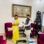 Navaneet Kaur Instagram - केंद्रीय क्रीडा व युवक कल्याण आणि सूचना व प्रसारण मंत्री श्री अनुराग ठाकूर यांची दिल्ली येथील कार्यालयात भेट घेऊन अमरावती जिल्हयातील खेलो इंडिया केंद्र सुरू करणे,जनसंचार संस्था निर्मिती, व युवक युवतींना क्रीडा विषयक सोयी सुविधा देणे यासह विविध मागन्यांसंदर्भात केली 1 तास चर्चा, प्रत्यक्ष पत्र देवुन केल्या विविध मागण्या सूचना व प्रसारण मंत्रालय द्वारे अमरावती साठी मंजूर झालेल्या भारतीय जन संचार संस्थान(IIMC) साठी जागा अधिग्रहित झाली असून केंद्रा द्वारे निधी मंजूर झाला आहे परंतु हा निधी अद्यापही वितरित न करण्यात आल्याने या संस्था उभारणीस विलंब होत असल्याचे केंद्रीय मंत्री श्री अनुराग ठाकूर यांचे लक्ष्यात आणून दिले व तातडीने हा निधी वितरित करण्याची विनंती केली, जेणेकरून पत्रकारिता व जनसंवाद शाखेतील विदयार्थी व पत्रकार यांना या क्षेत्रातील शास्त्रोक्त शिक्षण सुविधा आदींचा लाभ घेता येईल,केंद्रीय मंत्री श्री अनुराग ठाकूर यांनी या बाबत जातीने लक्ष घालून तातडीने निधी वितरित करण्याचे अभिवचन दिले* अमरावती येथे जगप्रसिद्ध हनुमान व्यायाम प्रसारक मंडळ ही नामांकित क्रीडा संस्था आहे जिथे देशभरातून हजारो विदयार्थी क्रीडा शिक्षणासाठी येत असतात,अश्या या नामांकित संस्थेत ,तसेच बडगुजर स्पोर्ट्स अकॅडमी आणि नांदगाव खंडेश्वर येथील एकलव्य धनुर्विद्या अकादमी येथे केंद्र सरकारच्या खेलो इंडिया योजनेचे केंद्र सुरू करण्यात यावे,ज्यामुळे आपल्या अमरावती जिल्ह्यातील युवक युवतींना क्रीडा क्षेत्रात भरारी घेता येईल व चांगल्या दर्जाचे खेळाडू निर्माण होऊन आपल्या अमरावती जिल्ह्यातील युवक युवतींना देश विदेशात आपले क्रीडा विषयक कौशल्य सिद्ध करता येऊन देशाचा नावलौकिक वाढविण्याची संधी मिळेल अशी मागणी केंद्रीय क्रीडा मंत्री श्री अनुराग ठाकूर यांना केली,यावेळी लवकर विभागीय अधिकाऱ्यांना या संदर्भातले निर्देश देऊन खेलो इंडिया योजनेच्या देशातील 1000 केंद्रापैकी एक केंद्र अमरावती जिल्ह्यासाठी देण्याचे वचन केंद्रीय क्रीडा मंत्री श्री अनुराग ठाकूर यांनी दिले खेलो इंडिया युथ गेम योजनेत सॉफ्टबाल ,स्कश रॉकेट गेम या क्रीडा प्रकारांचा समावेश करण्याची मागणी यावेळी केंद्रीय क्रीडा मंत्र्यांना यावेळी केली, या क्रीडा प्रकारातील खेळाडूंनी देश विदेशात आपल्या भारत देशाचे नाव उंचावले आहे व यामुळे युवक युवतींना शारीरिक तंदुरुस्ती लाभते आणि नवऊर्जा प्राप्त होते म्हणून या दोन्ही क्रीडा प्रकारांचा खेलो इंडिया युथ गेम योजनेत समावेश करण्याचे महत्व प्रदर्शित केले, केंद्रीय क्रीडा मंत्री श्री अनुराग ठाकूर यांनी