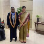 Navaneet Kaur Instagram – आज मोजांबिक देश के महामहिम सुश्री एस्पेरंका लौरिंडा फ्रांसिस्को निहुआने बाईस मोज़ांबिक गणराज्य की विधानसभा के अध्यक्ष के नेतृत्व में भारत यात्रा पर आए। मा. लोकसभा अध्यक्ष श्री ओम बिरला ज़ी ने प्रतिनिधिमंडल का स्वागत करने के लिए मुझे नियुक्त किया, स्वागत कार्यक्रम में मा.सांसद श्रीमती लॉकेट चटर्जी, मा.सांसद श्रीमती संगीता आजाद भी मौजूद थीं। 
साथ हि साथ मोजांबिक की विधानसभा के अध्यक्ष क़ी पत्नी श्रीमती फेलिसबर्टो गोंकालो और श्री सर्जियो जोस कैमुंगा पेंटी, फ्रीलिमो संसदीय बेंच के प्रमुख, श्री वियाना दा सिल्वा मगलहेस, रेनामो संसदीय पीठ के प्रमुख, श्री लुटेरो चिबिरोम्बिरो सिमंगो, एमडीएम संसदीय पीठ के प्रमुख, श्री मौरो इस्सफ दा सिल्वा मंगेरा,प्रशासन और वित्त महानिदेशक, सुश्री मार्सिया बलबिना जैसिंटो कुको, अध्यक्ष के कार्यालय की निदेशक,श्री मिलाग्रे मैकरिंग्यू, अध्यक्ष के राजनयिक परामर्शदाता, सुश्री सैंड्रा मारिया चिबुरे हैक्सटेबल, अध्यक्ष की सलाहकार, श्री ओरियल जोस चेमाने, सार्वजनिक और अंतर्राष्ट्रीय संबंध विभाग के निदेशक,श्री सल्वाडोर मिरासे वेनांसियो, प्रेस कार्यालय के प्रमुख, श्री सिमियो पेड्रो नेव्स, स्पीकर के अनुवादक और दुभाषिया, श्री फेलिप जर्मनो, टीवीएम पत्रकार, श्री क्लाउडियो मार्कोस डोने, रेडियो मोज़ाम्बिक पत्रकार उपस्थित थे। इन दोनों देशों के आपसी सहयोग तथा व्यापारिक तथा सांस्कृतिक रिश्तो के विषयों पर बातचीत और चर्चा हुई।