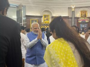 Navaneet Kaur Instagram - भारत के नए राष्ट्रपति महामहिम श्रीमती द्रौपदी मुर्मू जी इनकी शपथ ग्रहण कार्यक्रम में आदरणीय पंतप्रधान श्री नरेन्द्रजी मोदी इनको नमस्कार कर आशीर्वाद लिया व नये राष्ट्रपति जी को अभिनंदन किया। पूर्व राष्ट्रपति श्री रामनाथ कोविंद जी व श्रीमती प्रतिभाताई पाटिल से भेंट की। साथ ही यशस्वी मुख्यमंत्री योगी आदित्यनाथ जी भी उपस्थित थे।
