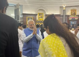 Navaneet Kaur Instagram - भारत के नए राष्ट्रपति महामहिम श्रीमती द्रौपदी मुर्मू जी इनकी शपथ ग्रहण कार्यक्रम में आदरणीय पंतप्रधान श्री नरेन्द्रजी मोदी इनको नमस्कार कर आशीर्वाद लिया व नये राष्ट्रपति जी को अभिनंदन किया। पूर्व राष्ट्रपति श्री रामनाथ कोविंद जी व श्रीमती प्रतिभाताई पाटिल से भेंट की। साथ ही यशस्वी मुख्यमंत्री योगी आदित्यनाथ जी भी उपस्थित थे।