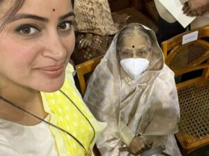 Navaneet Kaur Instagram - भारत के नए राष्ट्रपति महामहिम श्रीमती द्रौपदी मुर्मू जी इनकी शपथ ग्रहण कार्यक्रम में आदरणीय पंतप्रधान श्री नरेन्द्रजी मोदी इनको नमस्कार कर आशीर्वाद लिया व नये राष्ट्रपति जी को अभिनंदन किया। पूर्व राष्ट्रपति श्री रामनाथ कोविंद जी व श्रीमती प्रतिभाताई पाटिल से भेंट की। साथ ही यशस्वी मुख्यमंत्री योगी आदित्यनाथ जी भी उपस्थित थे।