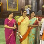 Navaneet Kaur Instagram - आज संसद भवन येथे सेंट्रल हॉल मधे राष्ट्रपति महामहिम रामनाथ कोविंदजी यांचा विदाई समारोह पार पडला या वेळी केंद्रीय मंत्री स्मृति इराणी,खासदार हरीश द्विवेदी, खासदार संगम लाल गुप्ता, खासदार सतीश गौतम, माजी केंद्रीयमंत्री प्रियंका रावत व इतर खासदार आणि मान्यवर उपस्थित होते...