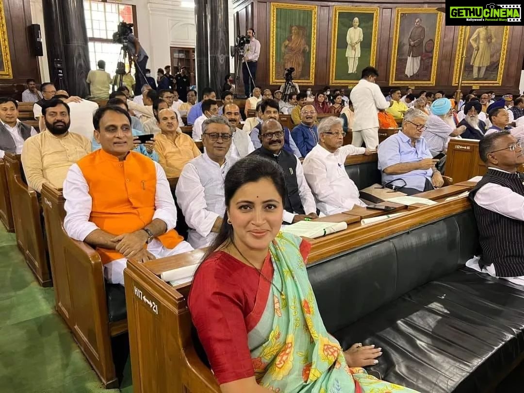 Navaneet Kaur Instagram - आज संसद भवन येथे सेंट्रल हॉल मधे राष्ट्रपति महामहिम रामनाथ कोविंदजी यांचा विदाई समारोह पार पडला या वेळी केंद्रीय मंत्री स्मृति इराणी,खासदार हरीश द्विवेदी, खासदार संगम लाल गुप्ता, खासदार सतीश गौतम, माजी केंद्रीयमंत्री प्रियंका रावत व इतर खासदार आणि मान्यवर उपस्थित होते...
