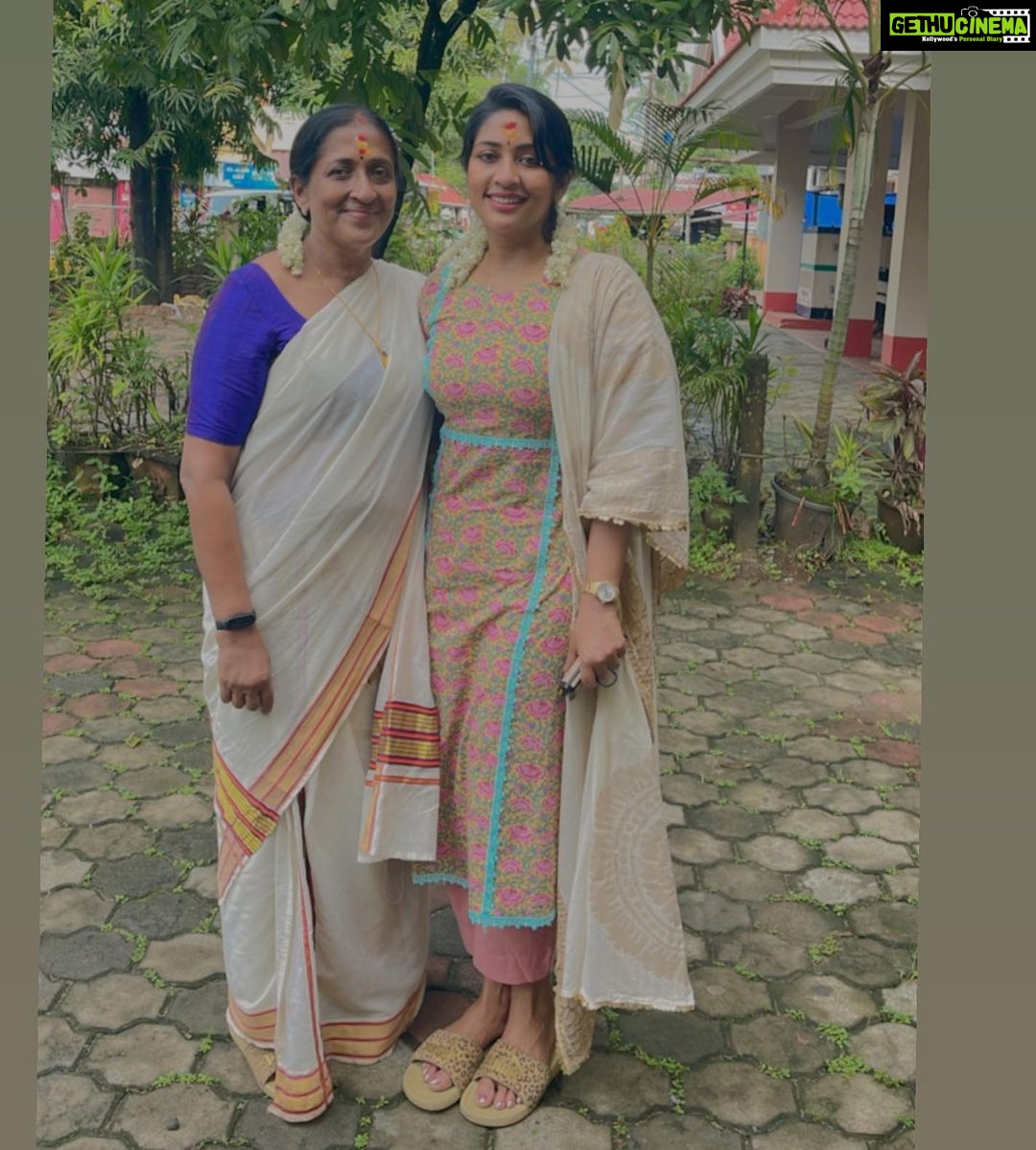 Navya Nair Instagram - Guruvayoor ❤️❤️❤️ Guruvayur Temple ഗുരുവായൂർ ക്ഷേത്രം