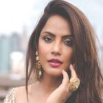 Neetu Chandra Instagram – Capture the romance of wearing traditional jewelry with a modern twist. 
.
.
.
#traditional #traditionalwear #traditionalsaree #modern #beauty #nituchandra #nituchandrasrivastava