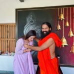 Neetu Chandra Instagram - आज आपसे मिलकर मन शांत हो गया 🙏 @swaamiramdev @acharya_balkrishna जब आपके जैसे मार्गदर्शी अनुभवी से आशीर्वाद मिलता है, तो भटका हुवा इन्सान भी ख़ुद को पा लेता हैं। जो शक्ति, ज्ञान और उच्च विश्वाश आपने मुझे आज दिया है उसके लिए मै आपका हृदय से धन्यवाद करती हूँ। जय हिन्द!#patanjali