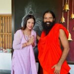 Neetu Chandra Instagram - आज आपसे मिलकर मन शांत हो गया 🙏 @swaamiramdev @acharya_balkrishna जब आपके जैसे मार्गदर्शी अनुभवी से आशीर्वाद मिलता है, तो भटका हुवा इन्सान भी ख़ुद को पा लेता हैं। जो शक्ति, ज्ञान और उच्च विश्वाश आपने मुझे आज दिया है उसके लिए मै आपका हृदय से धन्यवाद करती हूँ। जय हिन्द!#patanjali