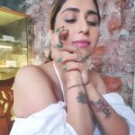 Neha Bhasin Instagram – Fitrat hi hai kharab,
Dil ki na koi kitaab.
Hansta hai kabhi yeh rota hai
Yeh zaalim kisi ka nahin hota hai 💚

#nehabhasin 
#newnails