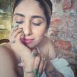 Neha Bhasin Instagram - Fitrat hi hai kharab, Dil ki na koi kitaab. Hansta hai kabhi yeh rota hai Yeh zaalim kisi ka nahin hota hai 💚 #nehabhasin #newnails