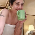 Neha Bhasin Instagram - My perfect friday night. Sending you Bhasin di jhappi. Khush raho jalne walon ki jalan mein khud nah jallo 🤣 Love youuuu. Good night Ps : i don't get gluten free and vegan dessert just like that at midnight toh aaj toh i am full on happy 😋 #nehabhasin #nbwarriors #latenight #weekeninbed #instareels