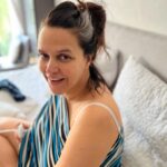 Neha Dhupia Instagram - Now that we are on the subject of crowns 👑…. No running away from this fact 👉 a messy bun is every mamas crown … always wearing mine with pride !!! . . . . . . . #freedomtofeed #mamas #breastfeeding #momlife #nehadhupia #crown #messybun #missindia #pump #pumpingonthego #breastpump