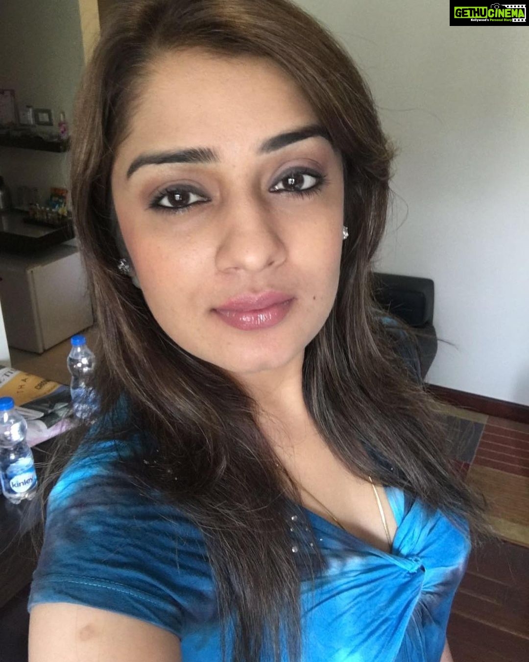 Nikita Thukral Instagram - Love the colour on me #❤️