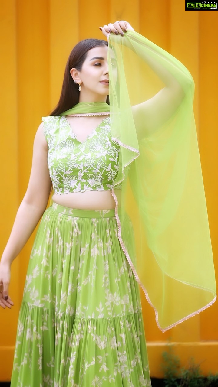 Nikki Galrani Instagram - Showing off my natural hues 🐸 Outfit: @sravanirao.in @tifarachennai Jewellery: @esmecrystals @tifarachennai Styled by: @nikhitaniranjan Hair and makeup: @page3salonalwarpet @dianastylish_muh
