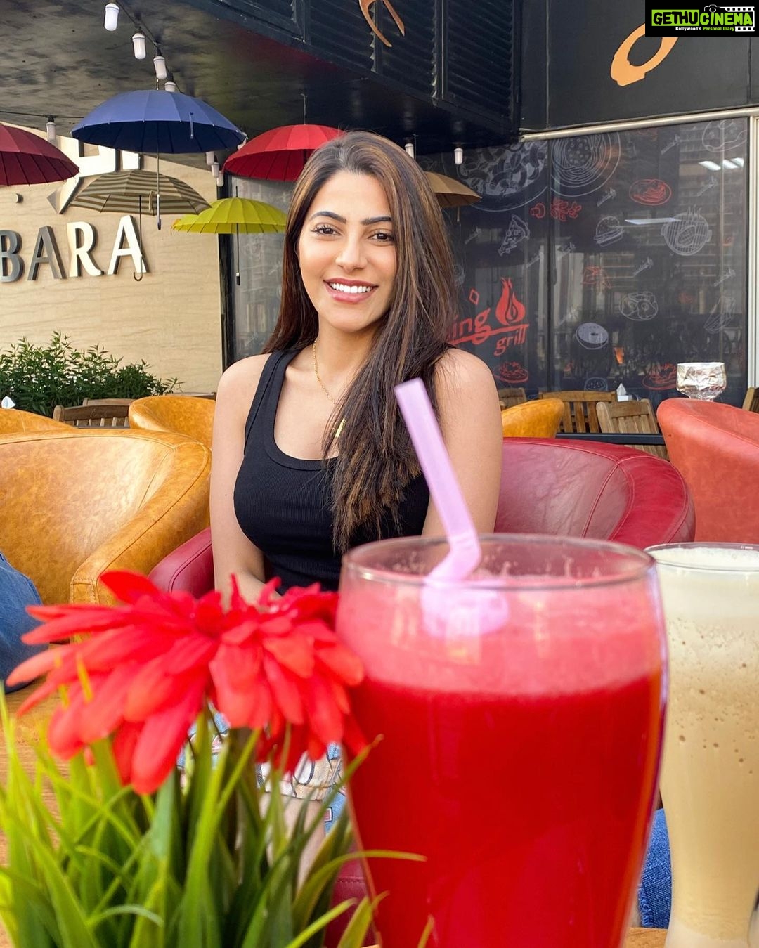Nikki Tamboli Instagram - Beginning my new year with a Beaming smile 😃#2020 📸 @vivekjoshi786 👄 Dubai, United Arab Emirates