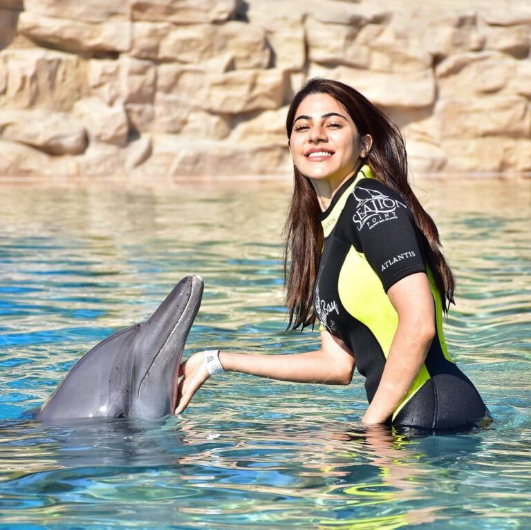 Nikki Tamboli Instagram - People who love animals are my favourite kinda people...#lovedolphins🐬 #dubai❤️ Atlantis, The Palm