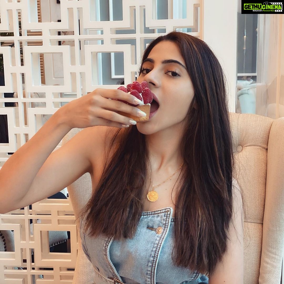 Nikki Tamboli Instagram - #raspberrytarte #nocaloriecounting #vacayvibes L’ETO Caffe Dubai Mall
