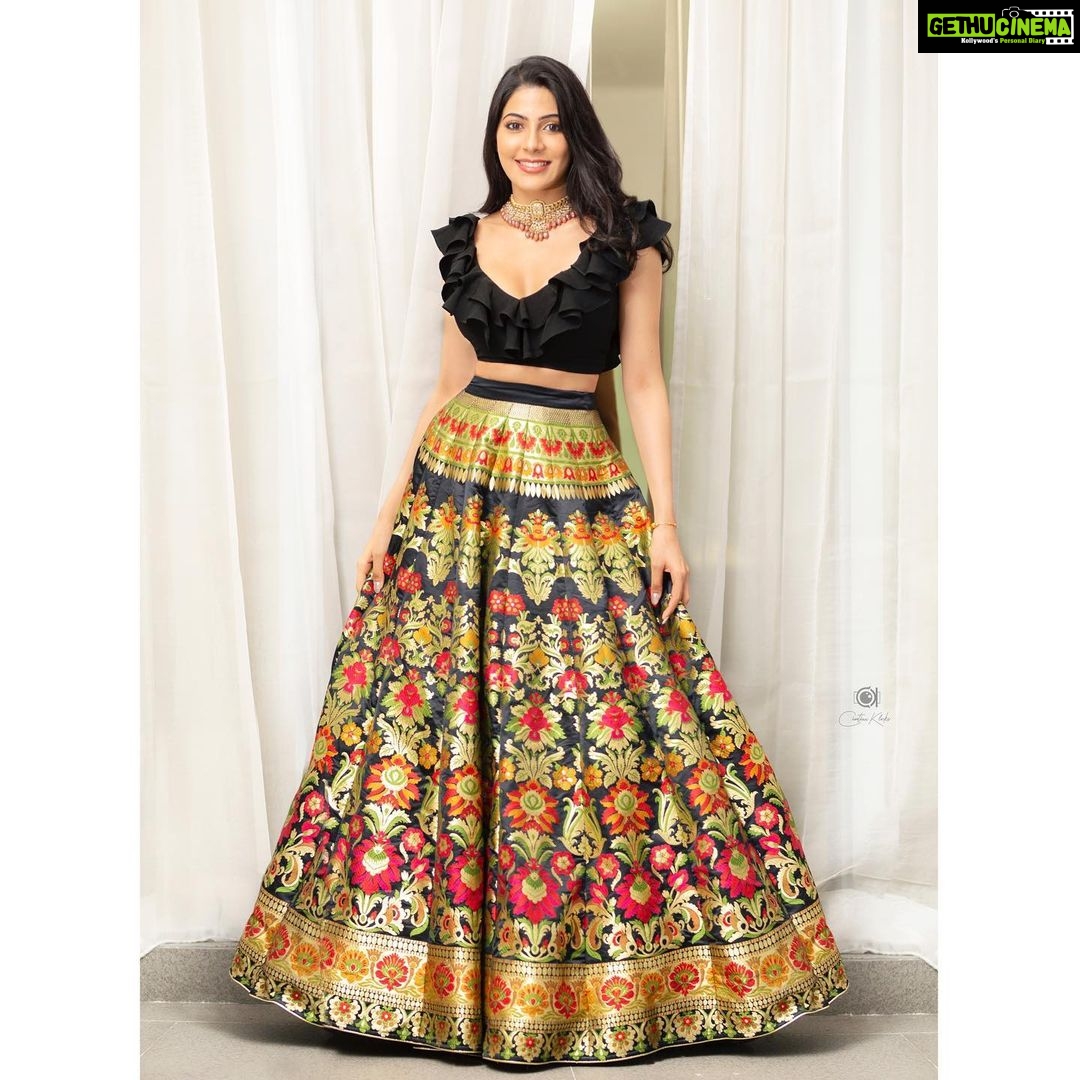 Nikki Tamboli Instagram - H&M- @beauhairandmakeup Stylist- @d_devraj ❤️ Outfit- @poonamskaurture 📸 @chinthuu_klicks 🌸