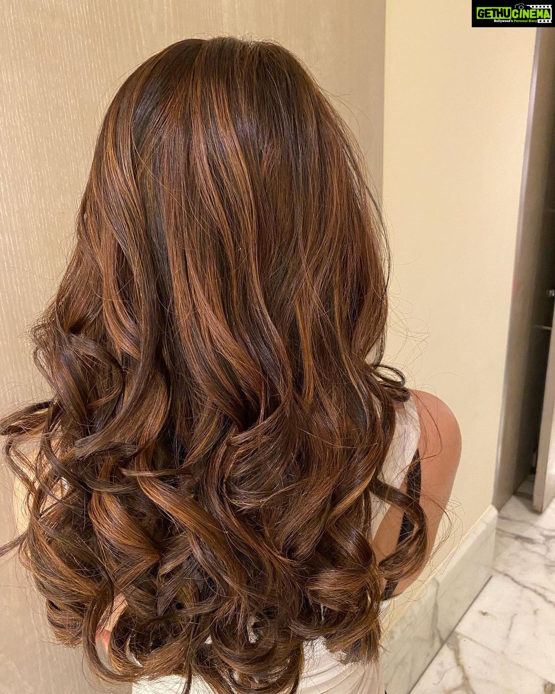 Nikki Tamboli Instagram - @harshad_hairstylist Thanks🌸#somethingdifferent #readyfornewyear #swipeleft 🥰#enjoylife @kromakaysalon Mumbai, Maharashtra
