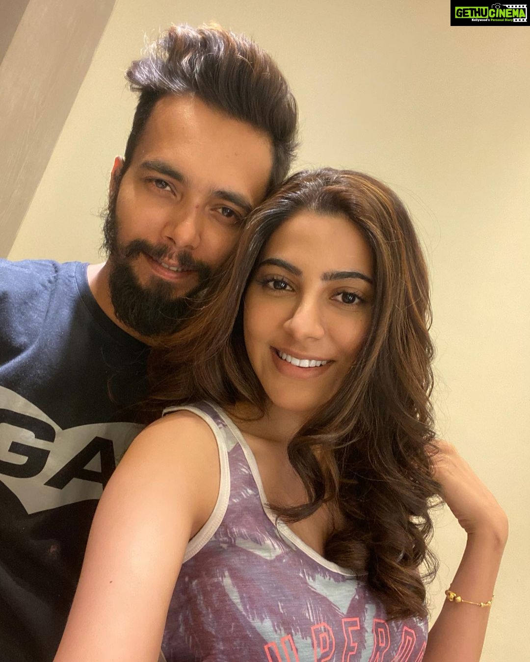 Nikki Tamboli Instagram - @harshad_hairstylist Thanks🌸#somethingdifferent #readyfornewyear #swipeleft 🥰#enjoylife @kromakaysalon Mumbai, Maharashtra