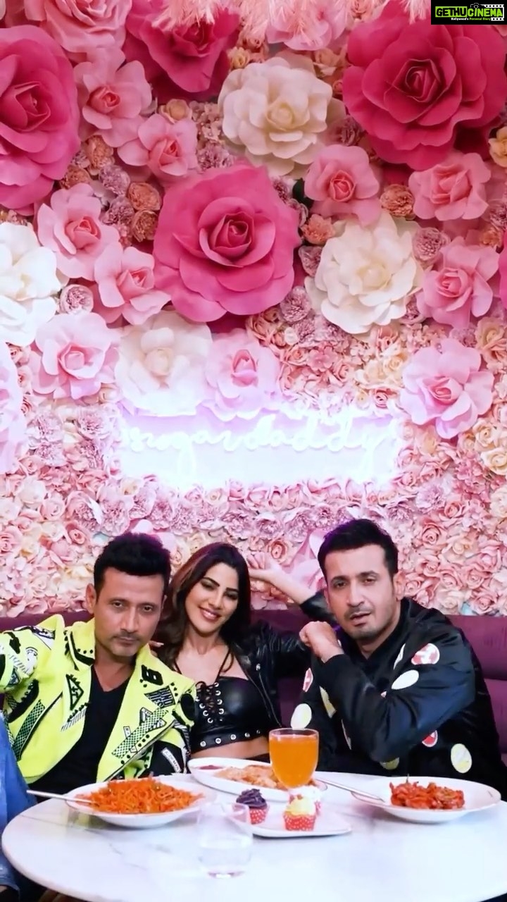 Nikki Tamboli Instagram - Enjoy the groovy beats of #IshqKeNoodles 💃🏻🕺🏻Show your love and make reels 🙏🏼 Our first ever 1 Min Song with singers @neerajshridharofficial & @khushbookg and Reel in collaboration with @nikki_tamboli is out now. #1MinMusic #TuneIn #OutNow Special thanks for sponsoring the location: Sahil Mirchandani & Ankit Agarwal Venue : @sugardaddybistro Lyrics - @kumaarofficial Music Arrangement - @aishwarytripathi Mix & Master - @uddimuzic Director - @siddhant_singhvi Choreographer - @prathmeshdabir @meet_bros_manmeet @harmeet_meetbros @rrajeev.sharma @mbmusicco @ruchir_saxena #MeetBros #1MinSong #newsong #reelkarofeelkaro #ishq #noodles #explore #ınstagood #nikkitamboli