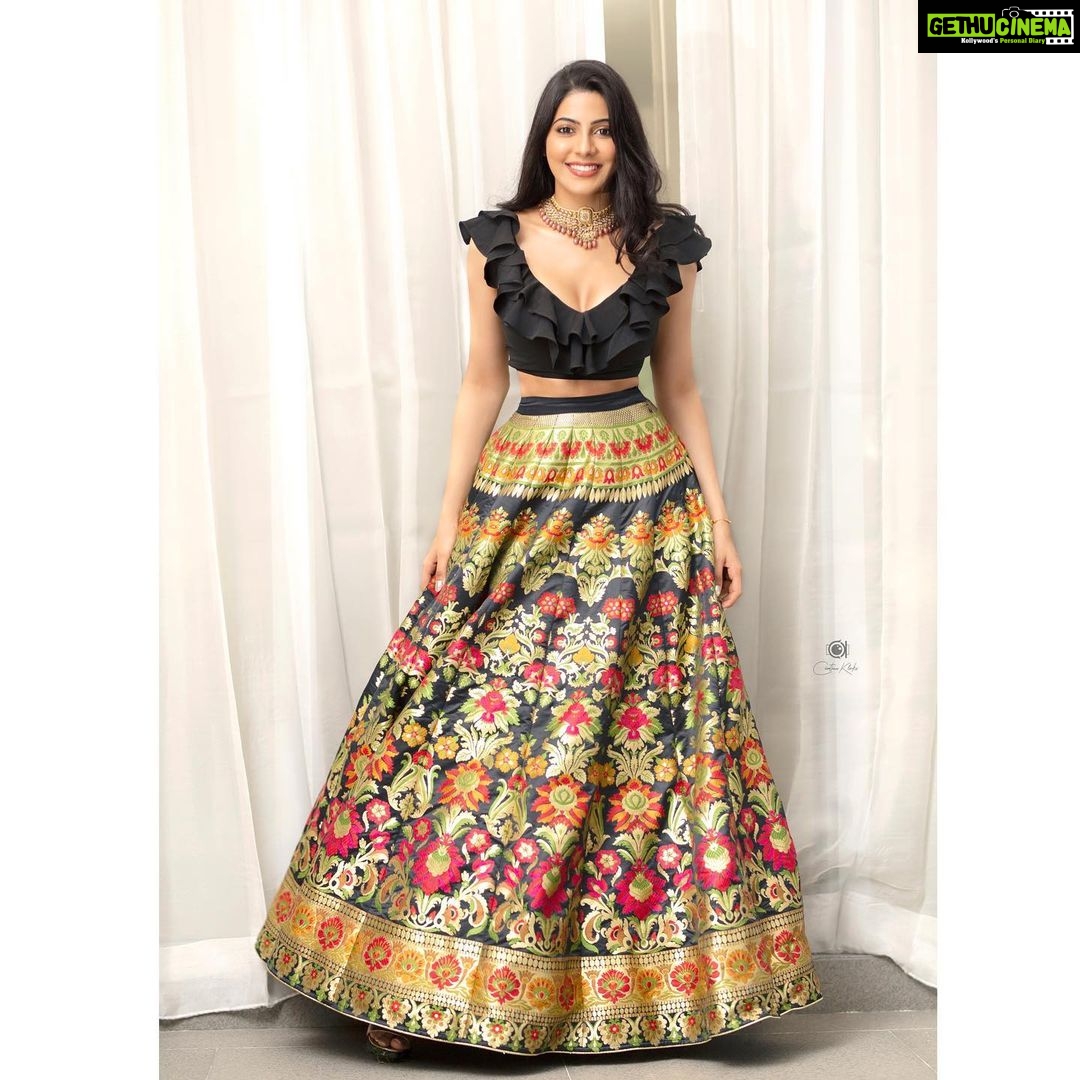 Nikki Tamboli Instagram - H&M- @beauhairandmakeup Stylist- @d_devraj ❤️ Outfit- @poonamskaurture 📸 @chinthuu_klicks 🌸
