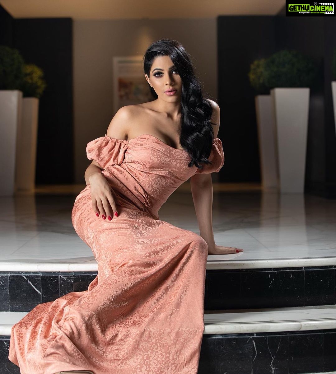 Nikki Tamboli Instagram - Yalla habibi 😉 📷 @anoop.devaraj Hair @danihairstylist1 Makeup @afrina_beauty_group @lenasailyan_makeup_official Designer @ayeshadepala Le Meridien Dubai Hotel & Conference Centre