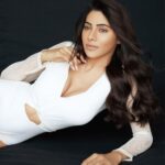 Nikki Tamboli Instagram - @rahuljhangiani @kalpesh_joshi @hairmakeupbyjosephinecastelino @soodpranav #closeupshot #yellowskintone❤️