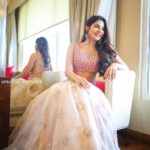 Nikki Tamboli Instagram - 👄💁🏼‍♀️H&M- @naazbridalmakeovers Styling👗- @officialanahita Designer- @ashwinireddyofficial Photographer📸- @pramod_captures for the opening of Sutraa Exhibition today in Hyderabad Thank you all #muchlove❤️ Taj Krishna, Hyderabad