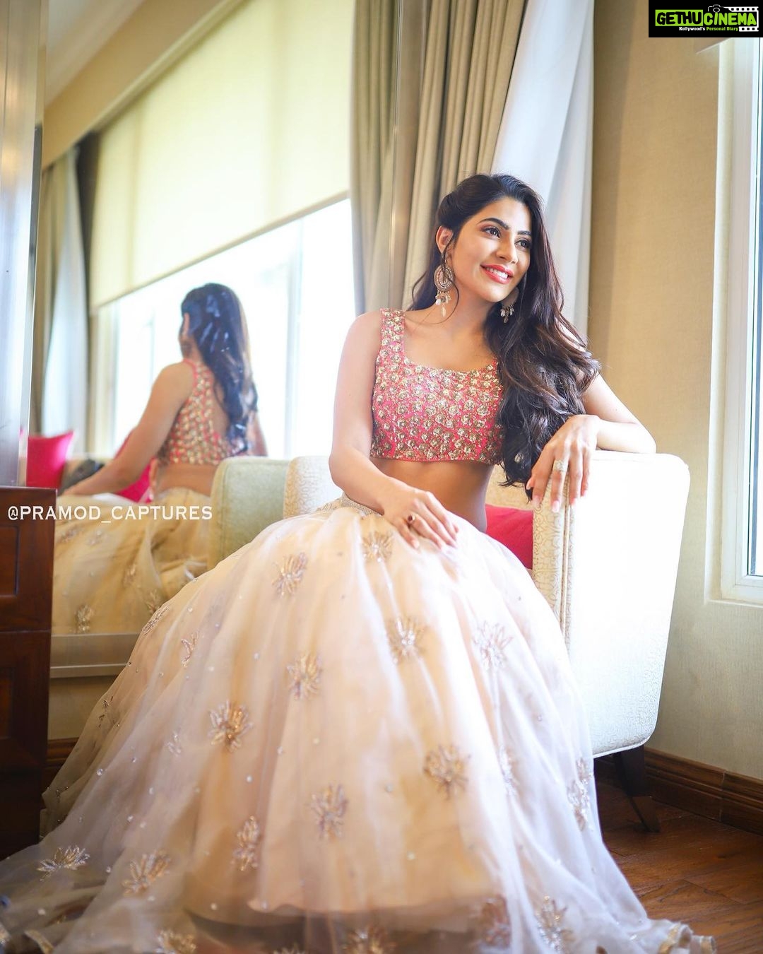 Nikki Tamboli Instagram - 👄💁🏼♀️H&M- @naazbridalmakeovers Styling👗- @officialanahita Designer- @ashwinireddyofficial Photographer📸- @pramod_captures for the opening of Sutraa Exhibition today in Hyderabad Thank you all #muchlove❤️ Taj Krishna, Hyderabad