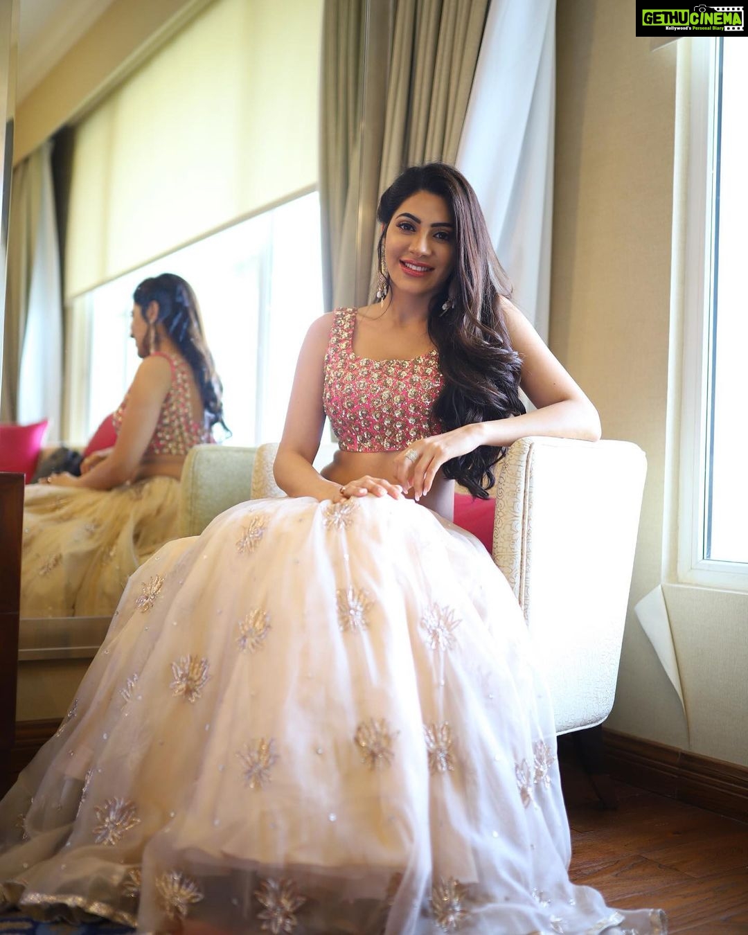Nikki Tamboli Instagram - 👄💁🏼♀️H&M- @naazbridalmakeovers Styling👗- @officialanahita Designer- @ashwinireddyofficial Photographer📸- @pramod_captures for the opening of Sutraa Exhibition today in Hyderabad Thank you all #muchlove❤️ Taj Krishna, Hyderabad