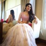 Nikki Tamboli Instagram - 👄💁🏼‍♀️H&M- @naazbridalmakeovers Styling👗- @officialanahita Designer- @ashwinireddyofficial Photographer📸- @pramod_captures for the opening of Sutraa Exhibition today in Hyderabad Thank you all #muchlove❤️ Taj Krishna, Hyderabad