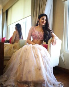 Nikki Tamboli Instagram - 👄💁🏼‍♀️H&M- @naazbridalmakeovers Styling👗- @officialanahita Designer- @ashwinireddyofficial Photographer📸- @pramod_captures for the opening of Sutraa Exhibition today in Hyderabad Thank you all #muchlove❤️ Taj Krishna, Hyderabad