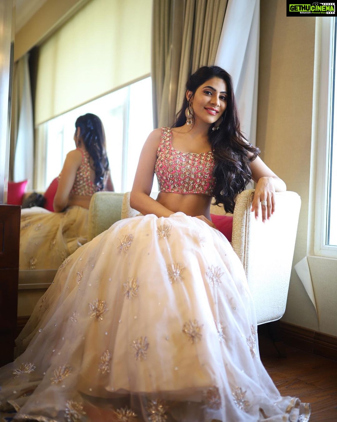Nikki Tamboli Instagram - 👄💁🏼♀️H&M- @naazbridalmakeovers Styling👗- @officialanahita Designer- @ashwinireddyofficial Photographer📸- @pramod_captures for the opening of Sutraa Exhibition today in Hyderabad Thank you all #muchlove❤️ Taj Krishna, Hyderabad