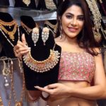 Nikki Tamboli Instagram - Happy to be inaugurate Sutraa Fashion Exhibition in Hyderabad today..🙂Shop the best now.. sutraa summer,bridal,wedding collection,jewellery and many more beautiful accessories are right here 1day left to shop ladies😘 Go Grab your Favourites H&M- @naazbridalmakeovers Stylist- @officialanahita 🌺 outfit- @ashwinireddyofficial Taj Krishna, Hyderabad